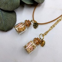 Halskette mit Phiole gefüllt mit getrockneten Blütenblätter
