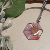 Halskette mit Anhänger lila Gänseblümchen