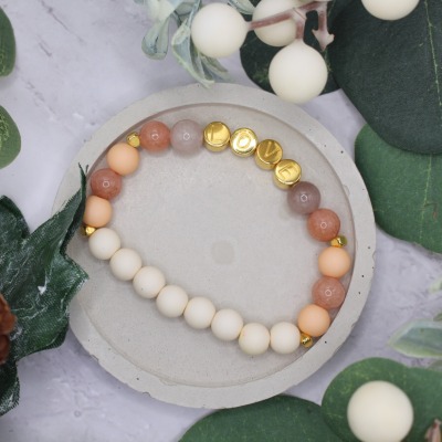 Perlenarmband mit goldenen Buchstaben Love 338 - Gold, hellgelb, pastellorange, rotbraun