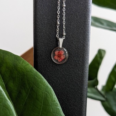 Halskette mit Anhänger kleine rote Blüte - Fassung in silber, Blüte eingefärbt