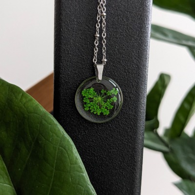 Halskette mit Anhänger Wilde Möhre grün - Fassung in silber, Blüte eingefärbt