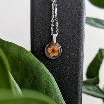 Halskette mit Anhänger kleine orange Blüte - Fassung in silber, Blüte eingefärbt