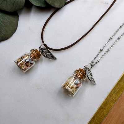 Halskette mit Phiole gefüllt mit getrockneten Blütenblätter - Vintage