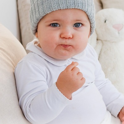 Handgestrickte Mütze für Babys und Kinder in DROPS BabyMerino im Rippenmuster nach Anleitung von