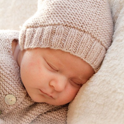 Handgestrickte Mütze für Babys mit Krausrippen in DROPS BabyMerino nach einer Anleitung von Drops