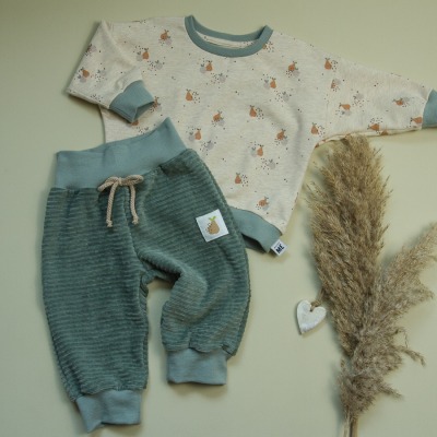 Babyset aus Oversize-Sweater und einer Babyhose in Größe 74