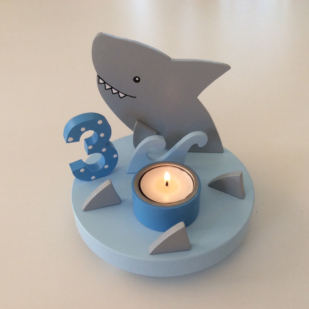 Geburtstags-Kerzenhalter mit Hai und Geburtstagszahl 4