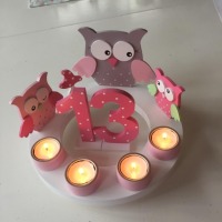 Geburtstags-Kerzenkranz mit Eulenfamilie und Geburtstagszahl 4
