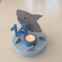 Geburtstags-Kerzenhalter mit Hai und Geburtstagszahl 2