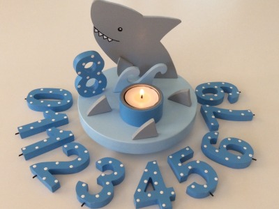 Geburtstags-Kerzenhalter mit Hai und Geburtstagszahl