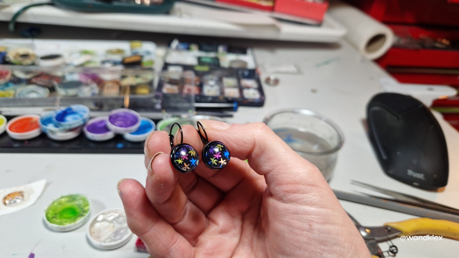 minimalistische Multicolor-Sternchen-Ohrringe schwarze Ohrstecker oder Ohrhänger mit handgemalten