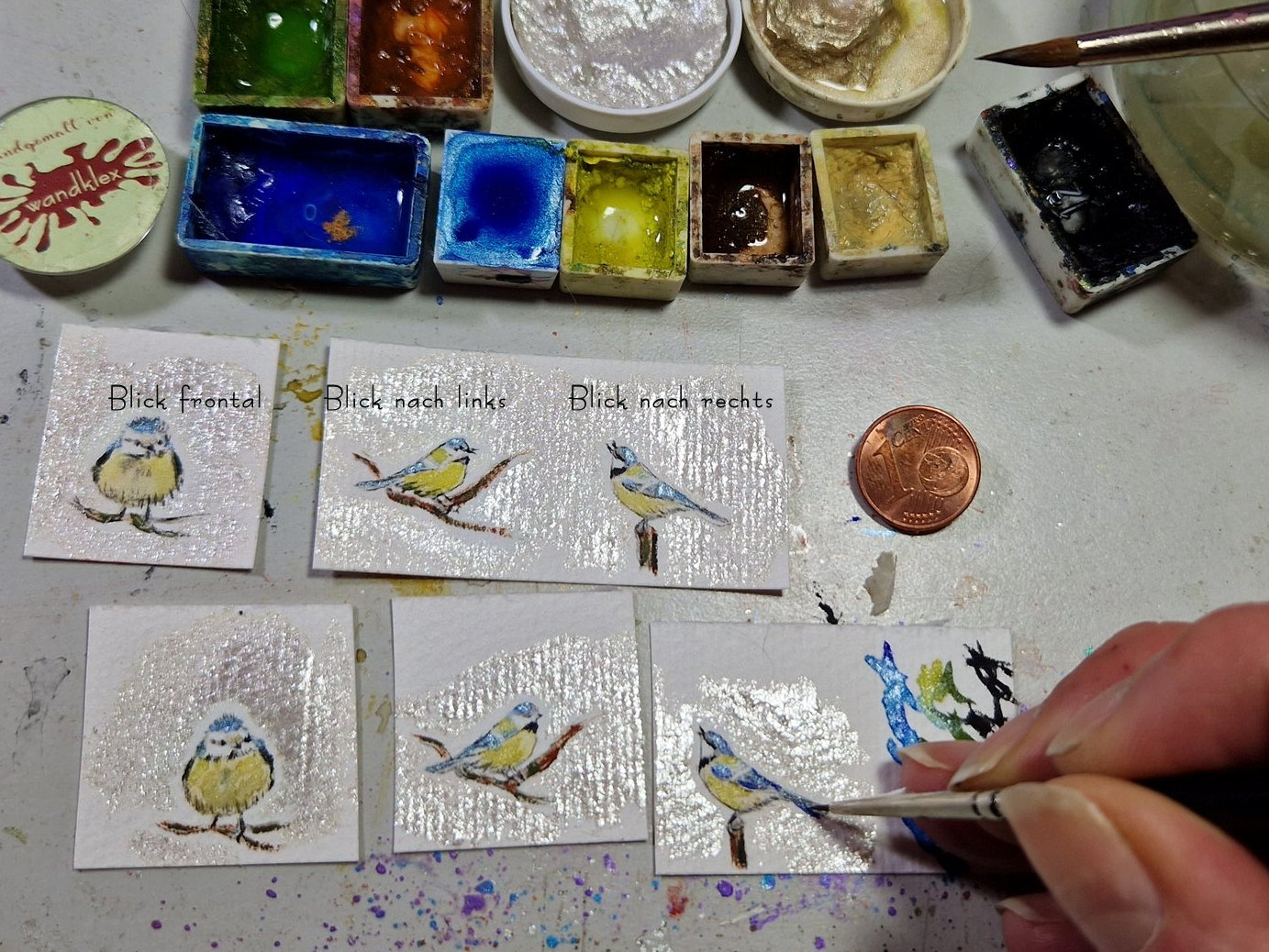 Blaumeisen-Motiv handgemalt mehrere Fassungsvarianten in Echtsilber und Edelstahl Vogel Illustration