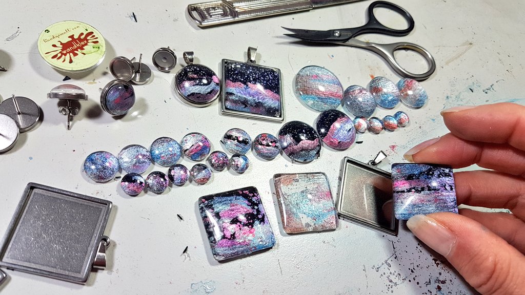 6 verschiedene Sets Auswahl: Galaxien blau/rosa/silber stilisiert Sets aus HalsschmuckOhrschmuck und