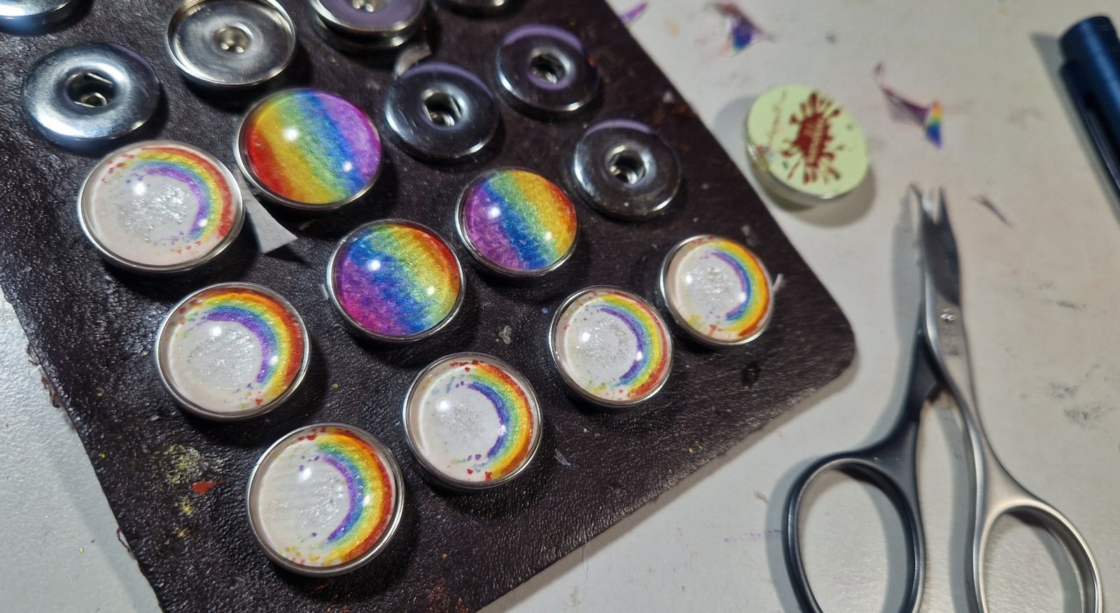 Regenbogenmotive, mit Silikonarmband, Farbe wählbar oder als Halsschmuck Druckknopf-Wechselsystem