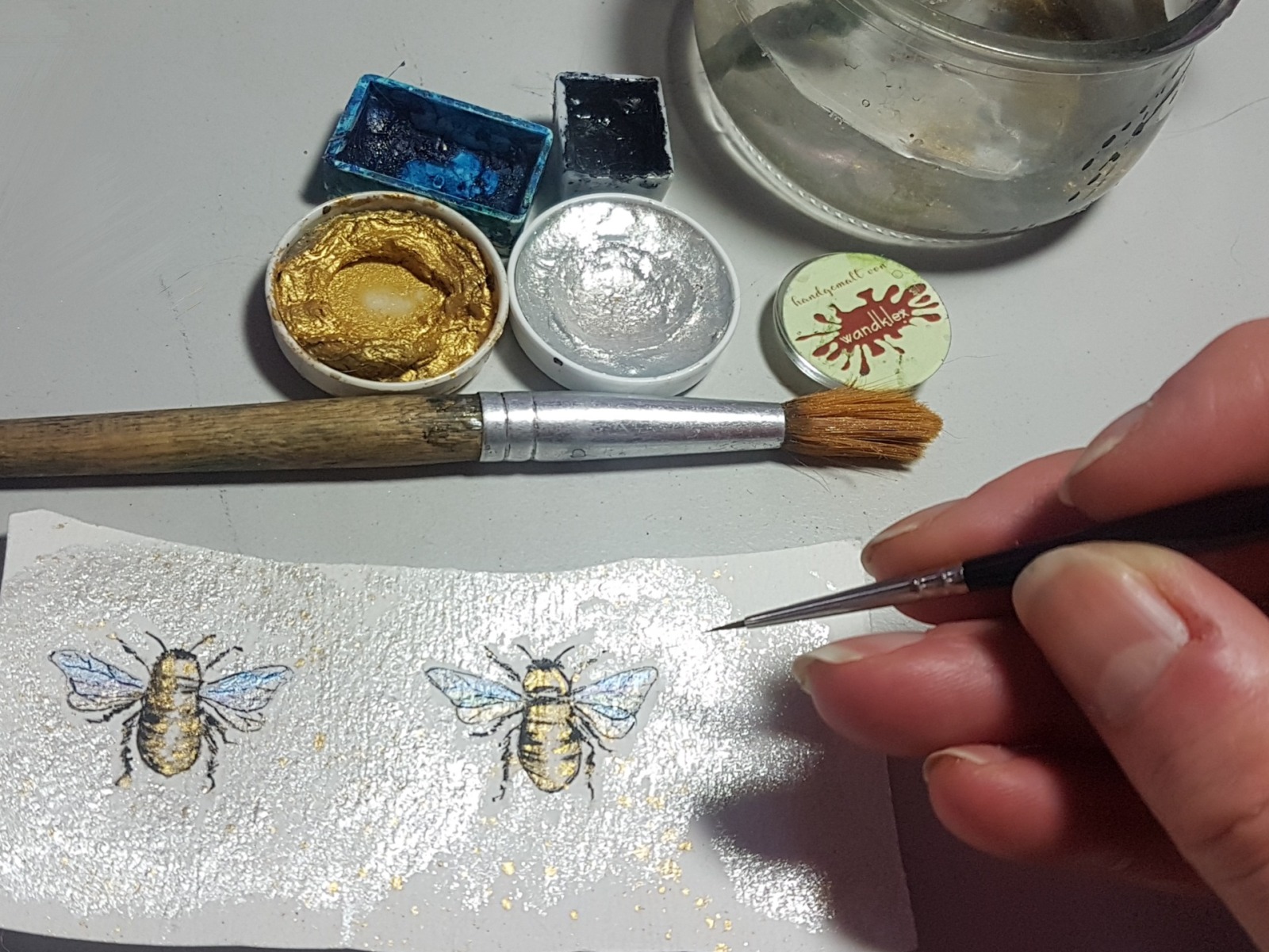 Gürtelschnalle mit handgemaltem Bienenaquarell Metallfassung exklusives Geschenk für Näherin