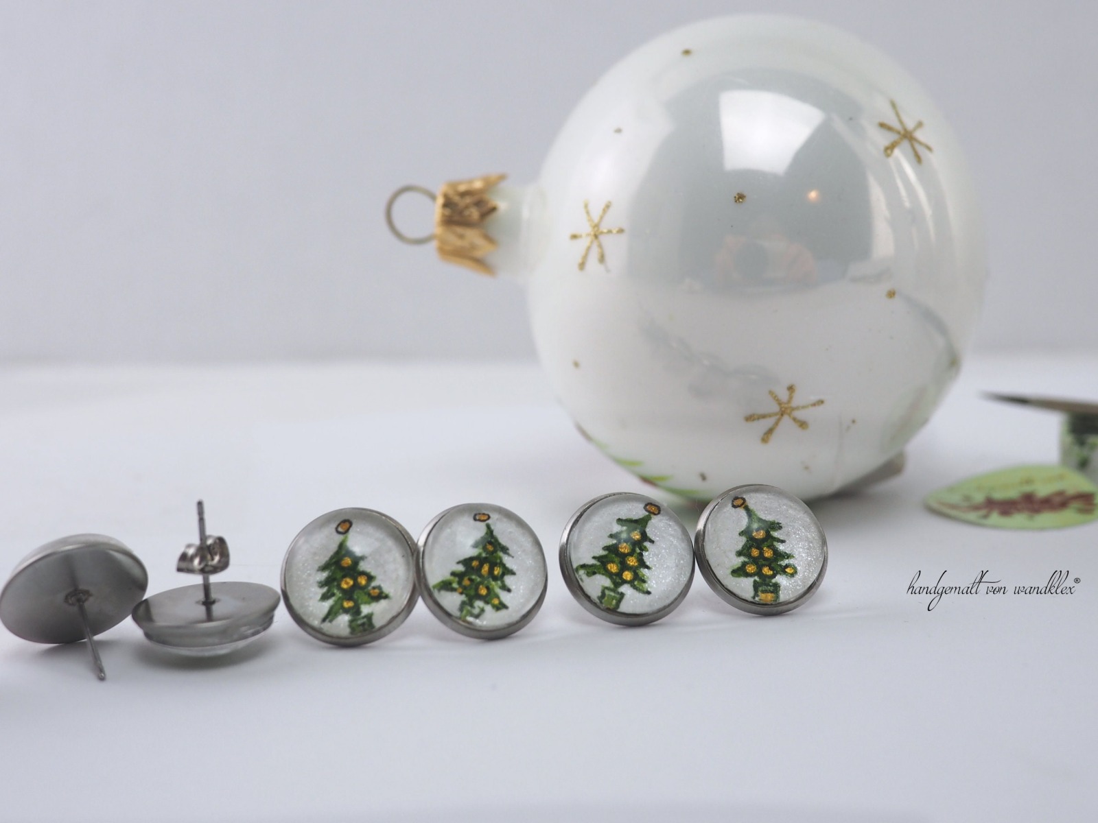 handgemalt Weihnachtsbaum-Miniaquarell, Ohrstecker minimalistisch, Ohrring, Tanne, weihnachtlicher