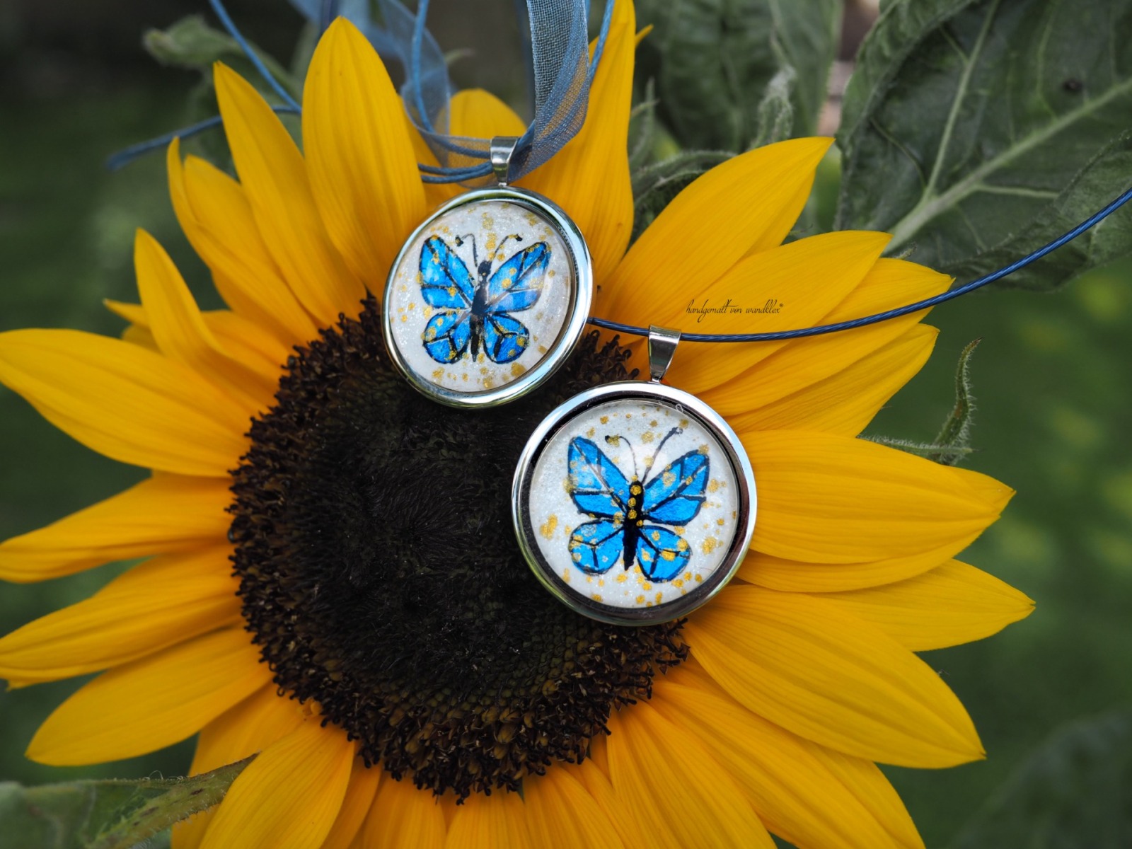 handgemalt Stahlblauer Schmetterling in Edelstahlanhänger Halskette Original Aquarell in