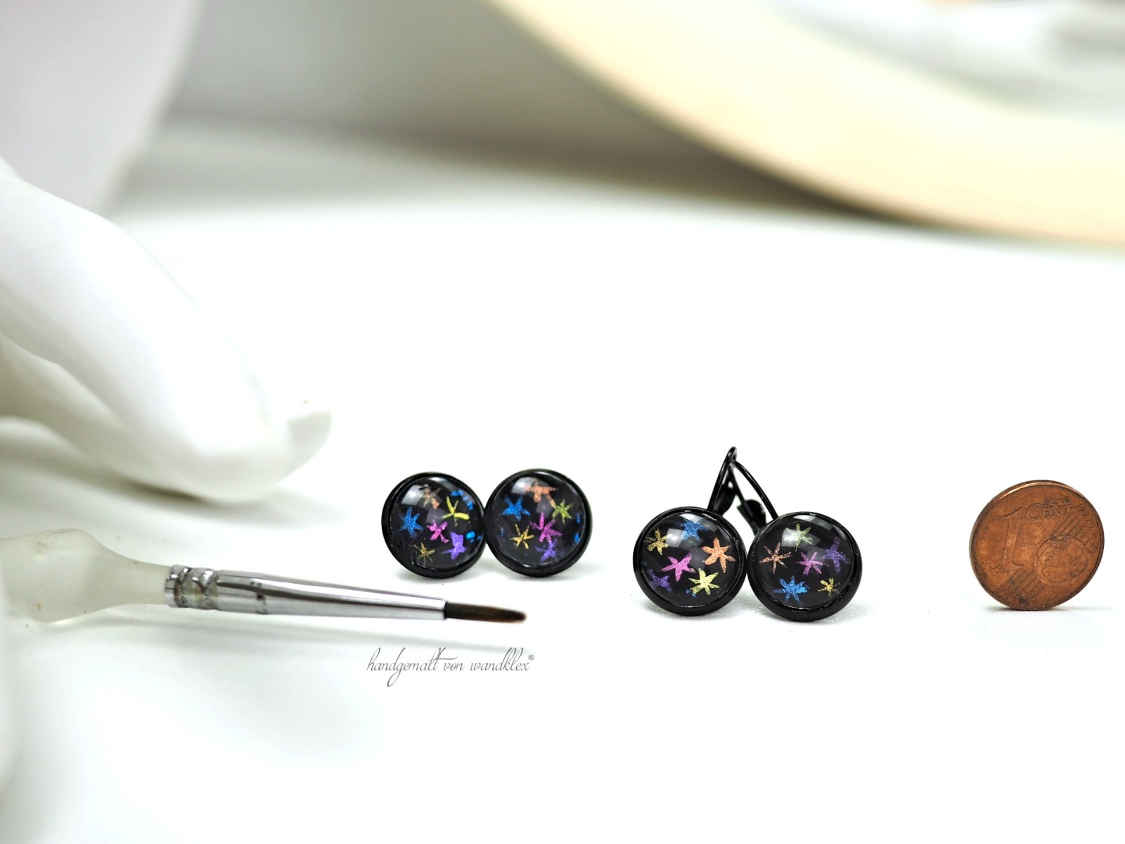 minimalistische Multicolor-Sternchen-Ohrringe schwarze Ohrstecker oder Ohrhänger mit handgemalten