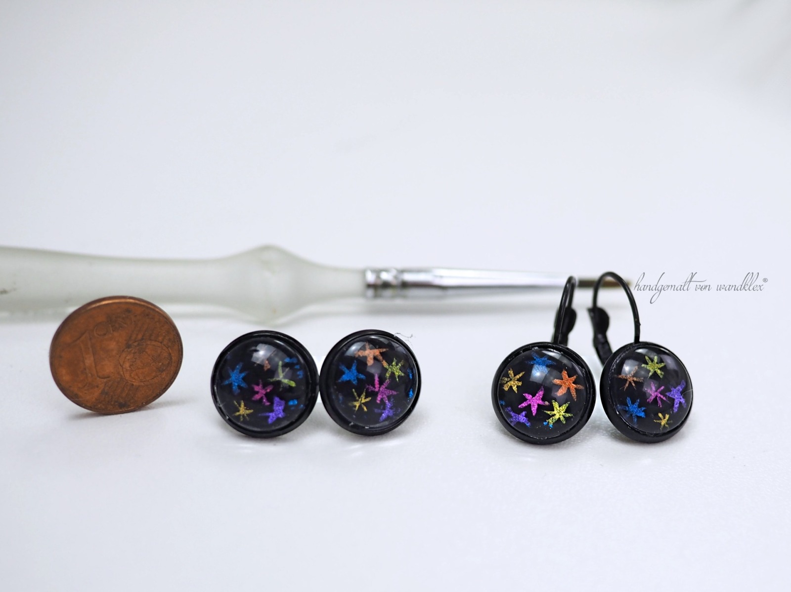 minimalistische Multicolor-Sternchen-Ohrringe, schwarze Ohrstecker oder Ohrhänger, mit handgemalten