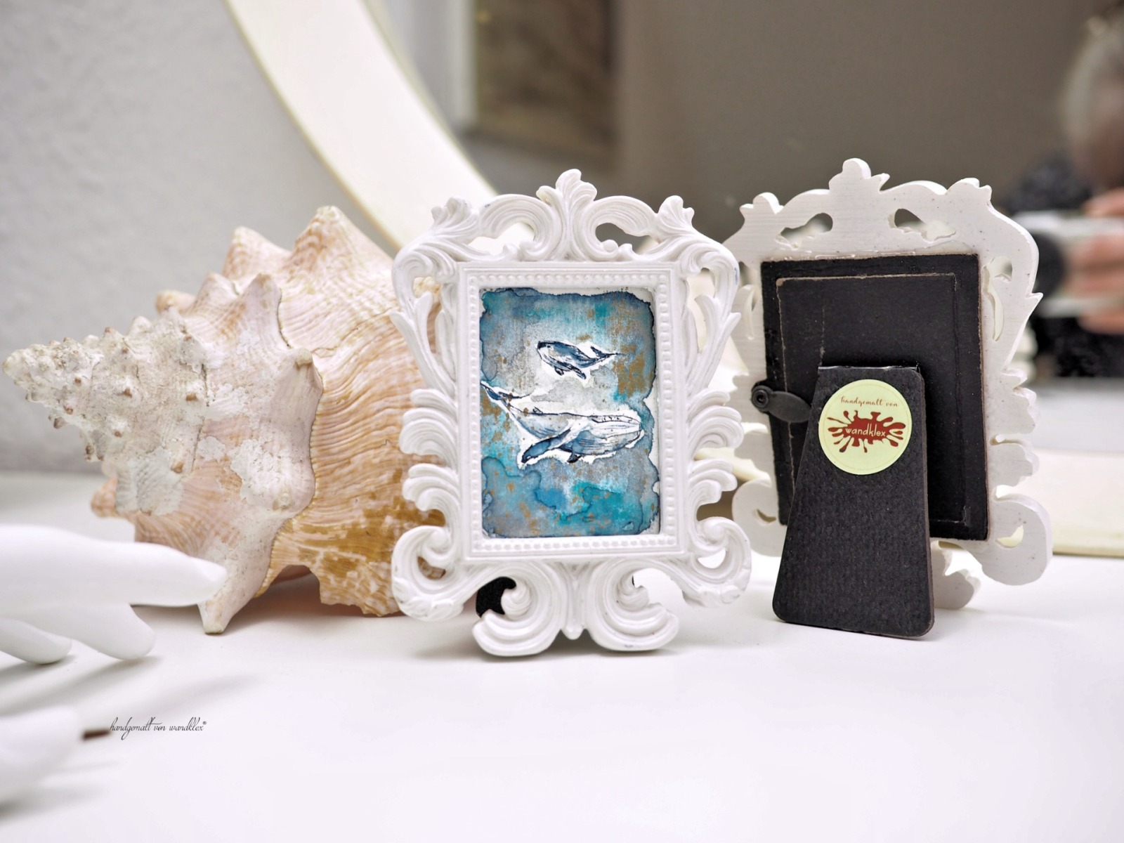 Miniatur-Portrait mit maritimem Motiv Bild 6x45 cm in opulentem weißem Mini-Schnörkelrahmen 2