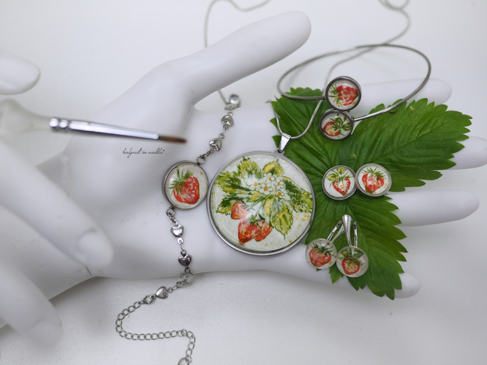 handgemalte Erdbeer-Motive Original Aquarell wahlweise Hals- oder Armschmuck oder Ohrringe/stecker 1