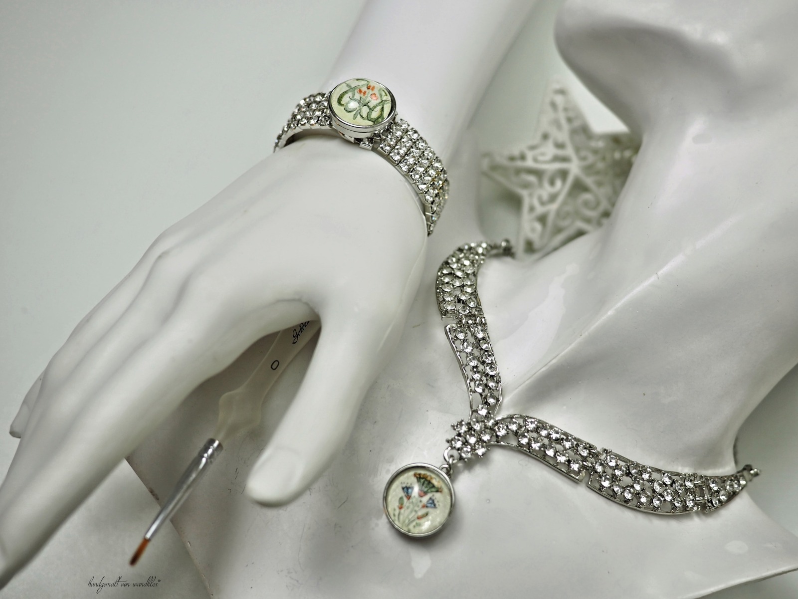 opulentes funkelndes Halsgeschmeide besetzt mit Glassteinen und Stretch-Armband mit handgemalten
