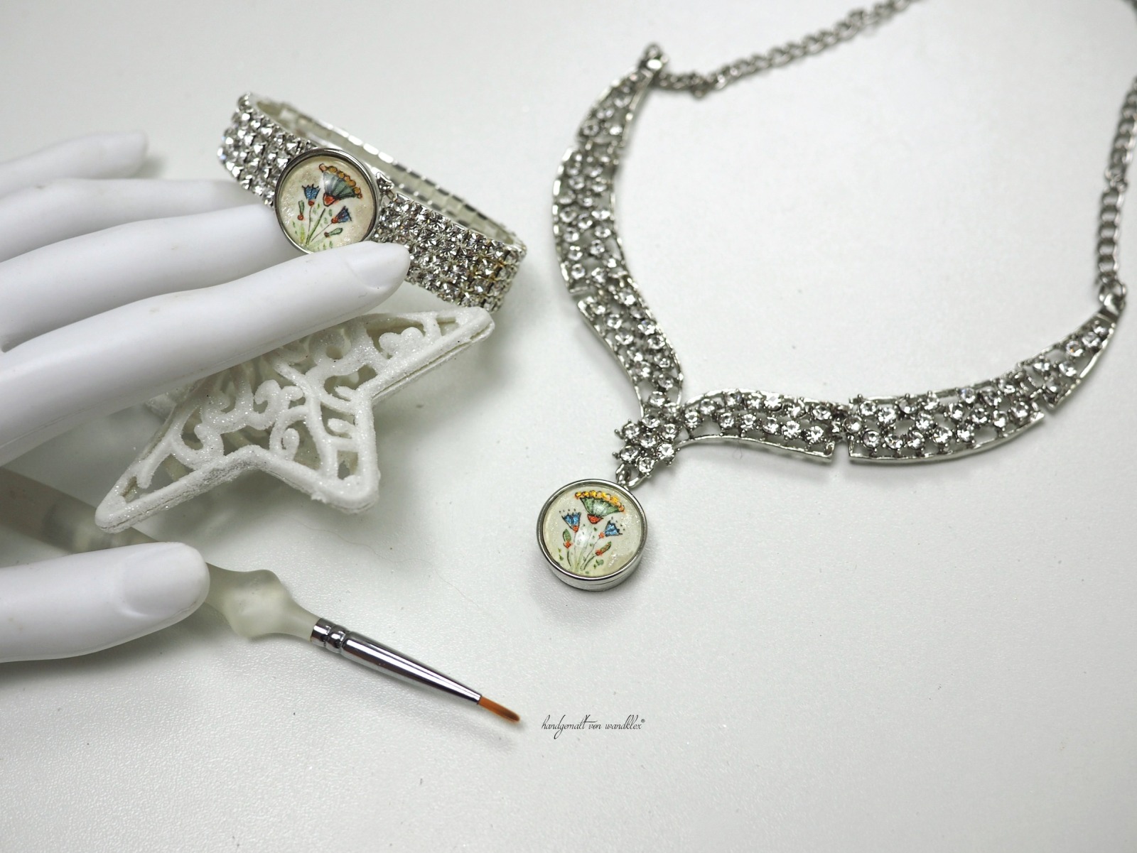 opulentes funkelndes Halsgeschmeide besetzt mit Glassteinen und Stretch-Armband mit handgemalten