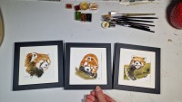 Roter Panda Illustration handgemalt, gerahmt in Minirahmen, Rahmenfarbe wählbar schwarz oder