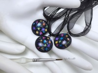 minimalistische Multicolor-Sternchen-Ohrringe, schwarze Ohrstecker oder Ohrhänger, mit handgemalten