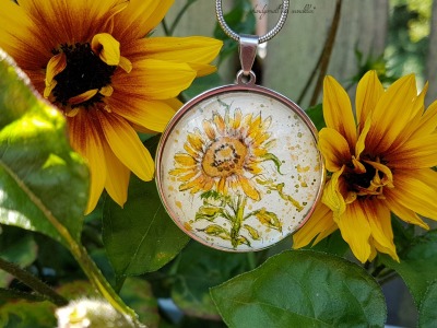 handgemalt Sonnenblumen Motive, gefasst in mehreren Varianten als Ohr- und Halsschmuck