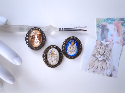 handgemalt royale Tierportrait-Miniatur in ovaler Brosche aus Bronze König Königin Hund Katze