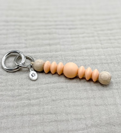 Multifunktionaler Schlüsselanhänger in hellem Apricot - passend zum Schnullerhalter | stilvoll pur natürlich