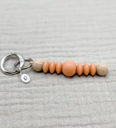 Multifunktionaler Schlüsselanhänger in dunklem Apricot - passend zum Schnullerhalter | stilvoll pur natürlich