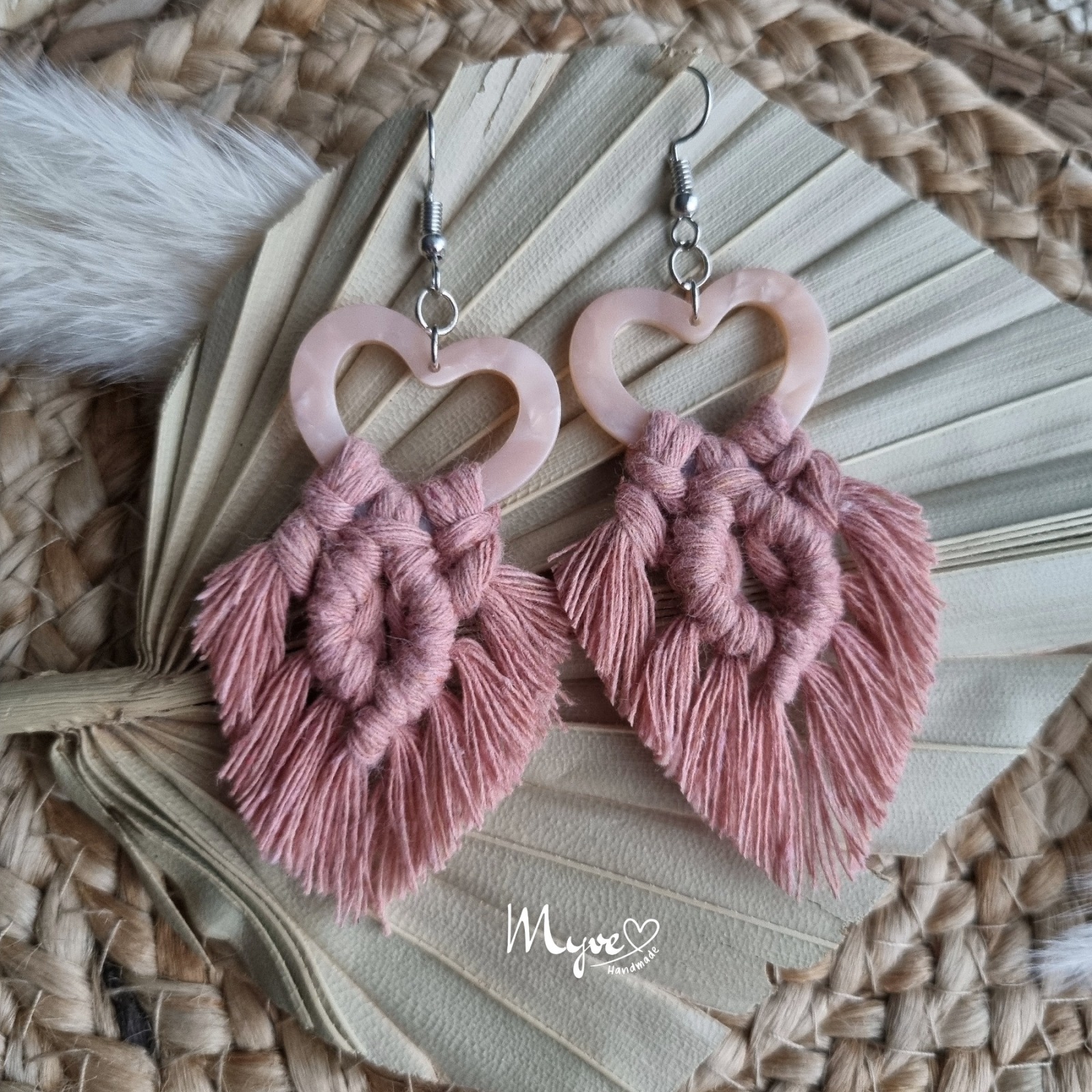 Makramee Ohrringe Resin Herz Rosa - Boho Ohrringe , Festivalschmuck, Damenohrringe beknüpft