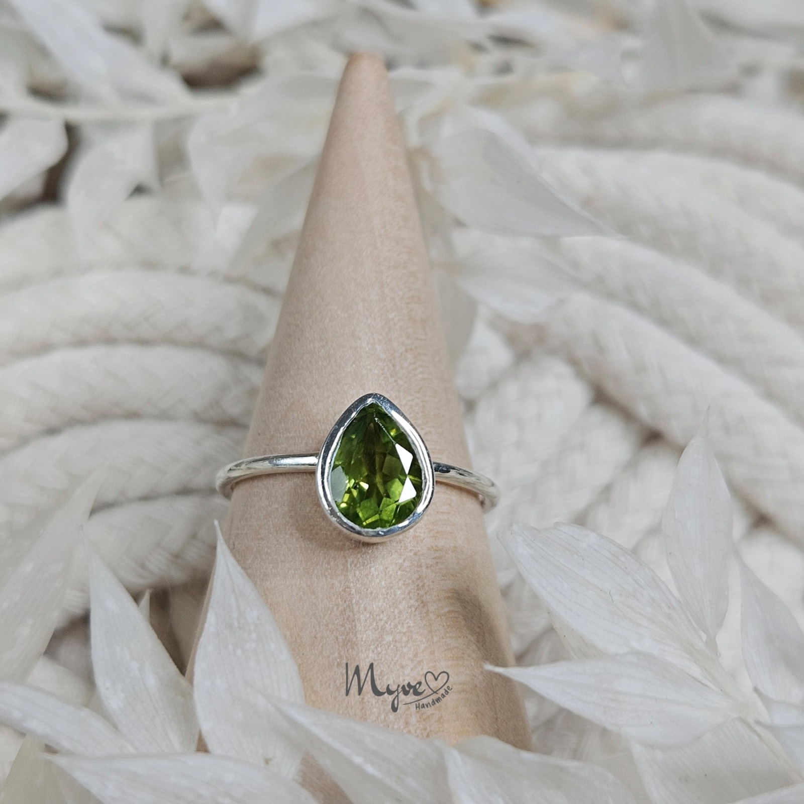 Tropfenring Peridot Silber, Edelsteinring, spiritueller Schmuck , Heilsteinschmuck, Edelsteinschmuck