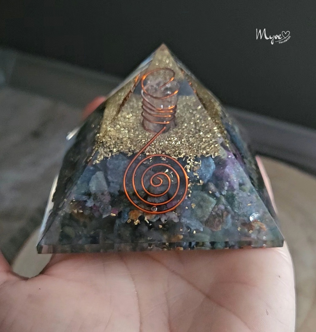 Kyanit/Rubin Orgonit Pyramide, Heilsteindeko, spirituelle Geschenke, Kristalldeko 3