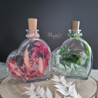 Individuelle Herzflasche mit Beleuchtung, Trockenblumen in der Flasche, beleuchtete Blumengeschenke,