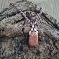 Makramee Kette mit Sonnenstein Anhänger, Damenhalskette, Spiritueller Schmuck im Boho Stil