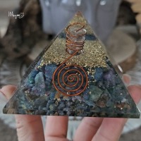 Kyanit/Rubin Orgonit Pyramide, Heilsteindeko, spirituelle Geschenke, Kristalldeko