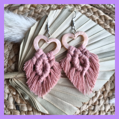 Makramee Ohrringe Resin Herz Rosa - Boho Ohrringe , Festivalschmuck, Damenohrringe beknüpft -