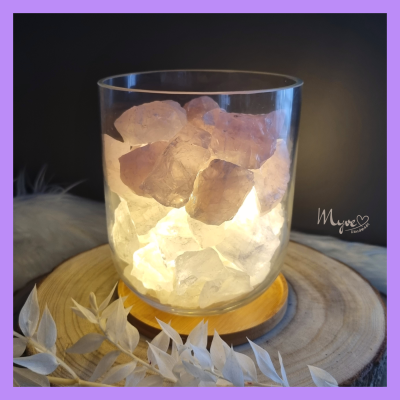 Rohstein Lampe Rosenquarz-Bergkristall - Leuchte aus Edelstein Rohsteinen und Bambusuntersetzer