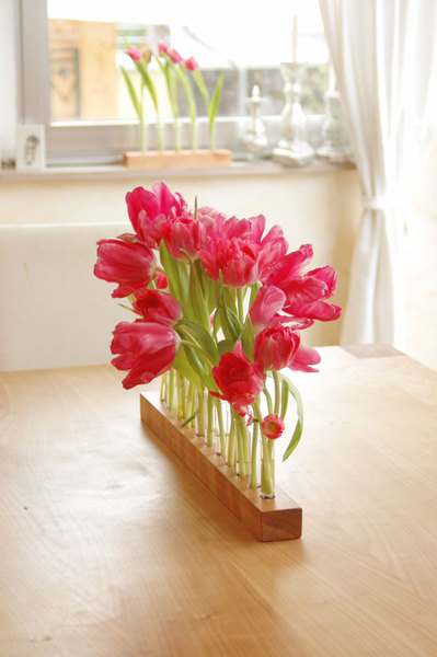Vase mit Reagenzgläsern, Blumenwiese in Kirsche