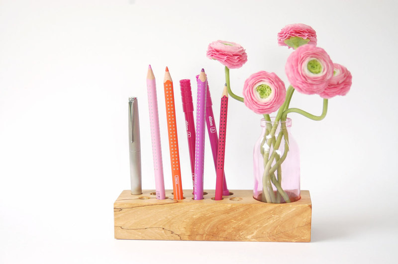 10 Stifthalter mit Blumenvase
