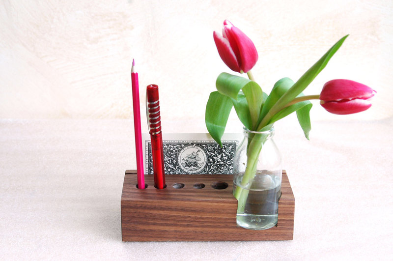 2 Stifthalter mit Vase und Kartenhalter in Nuss