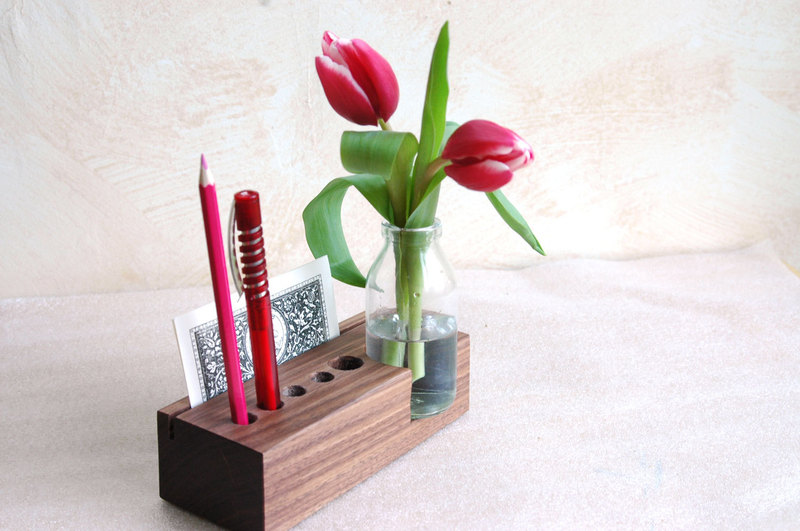 2 Stifthalter mit Vase und Kartenhalter in Nuss 2