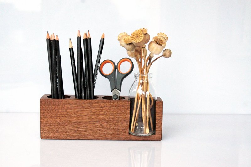 6 Stifthalter mit Blumenvase in Nuss