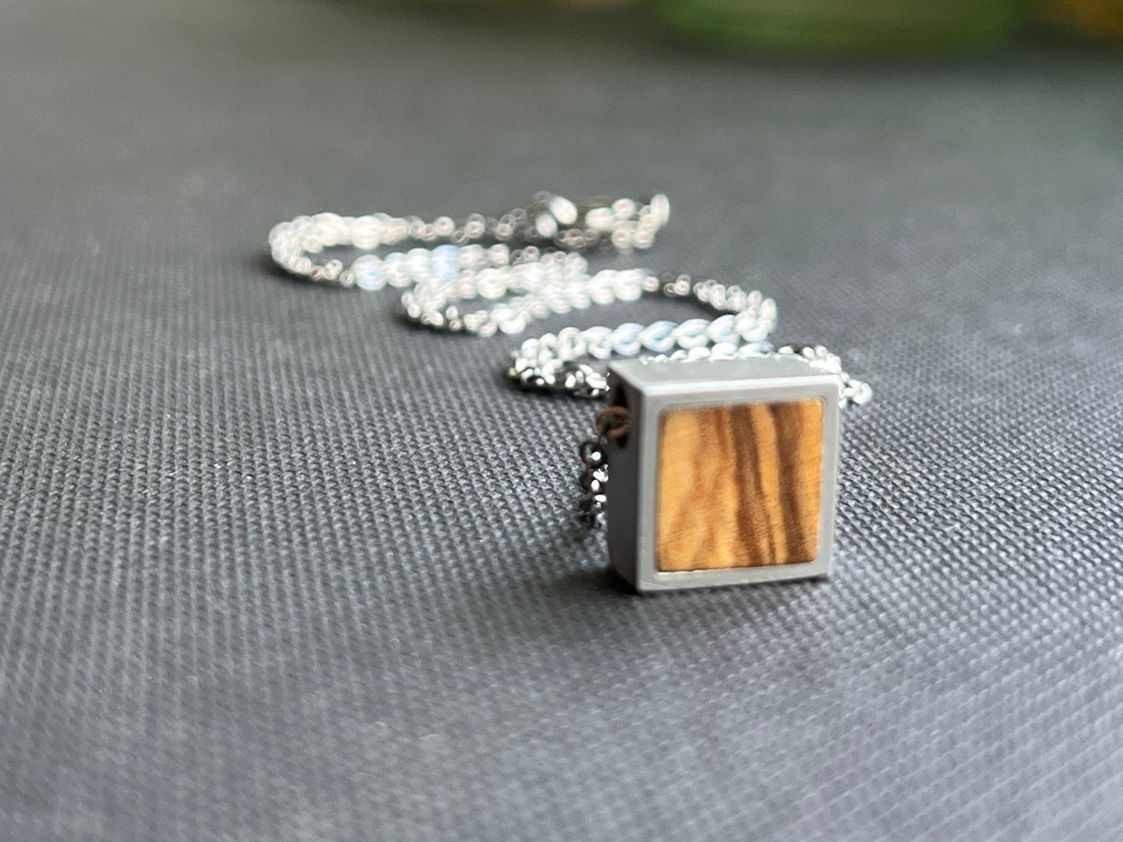 Kette mt Anhänger aus Holz und Aluminium, Holzkette, Silberkette, Tropfen, Träne, Silberholz 4