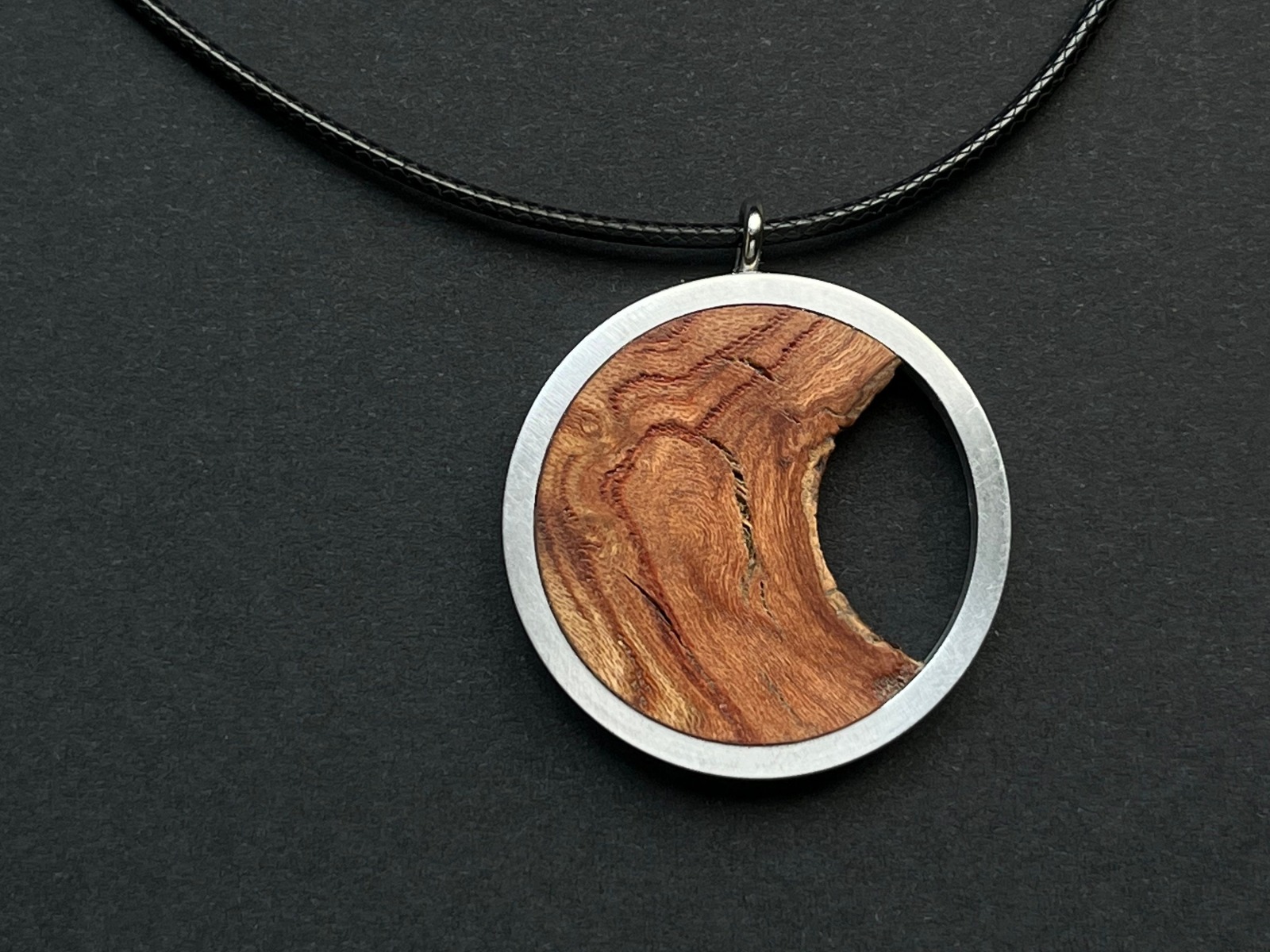 Kette mt Anhänger aus Holz und Aluminium, Holzkette, Silberkette, Tropfen, Träne, Silberholz 4