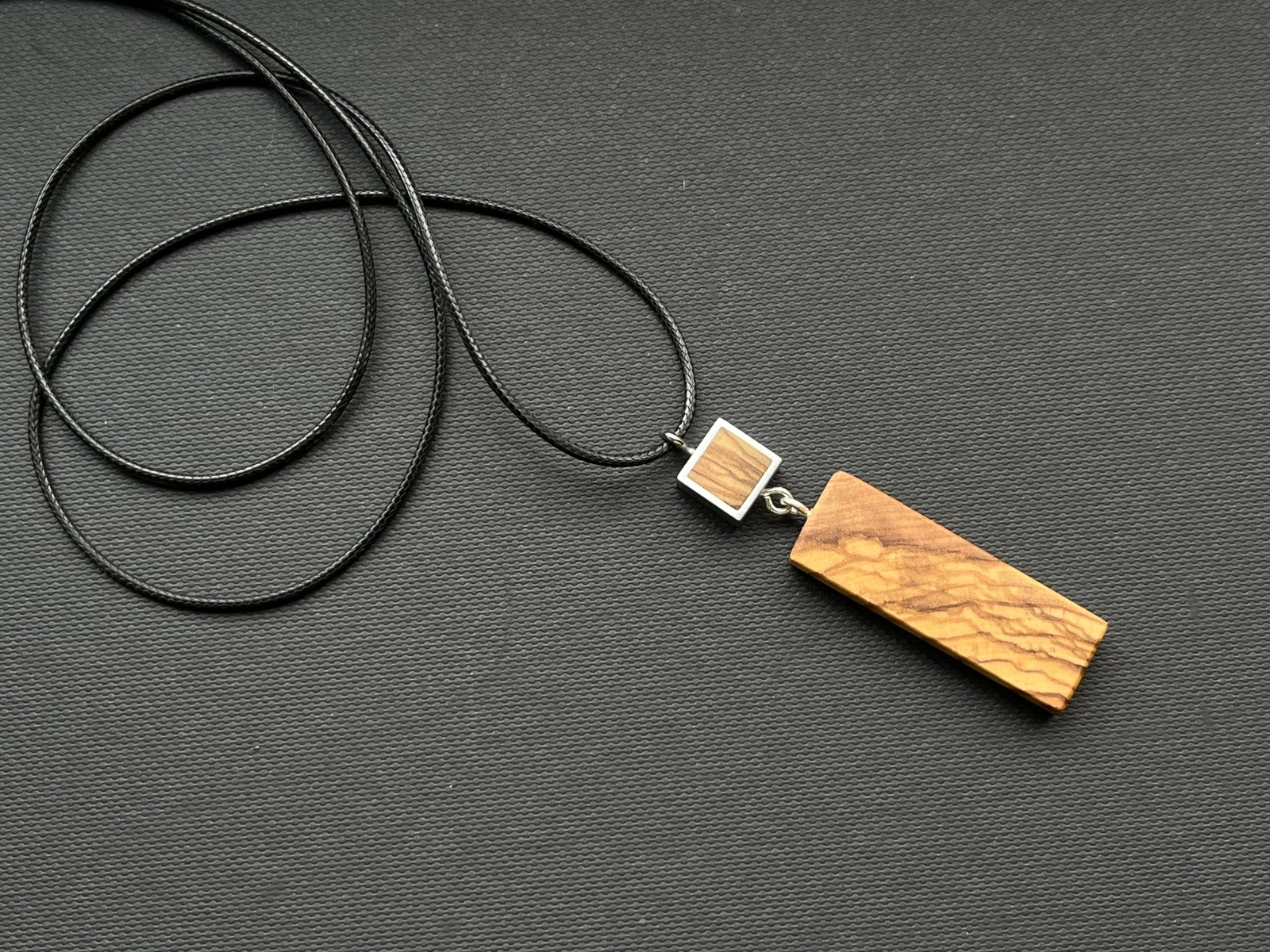 Kette mt Anhänger aus Holz und Aluminium, Holzkette, Silberkette, Tropfen, Träne, Silberholz 2