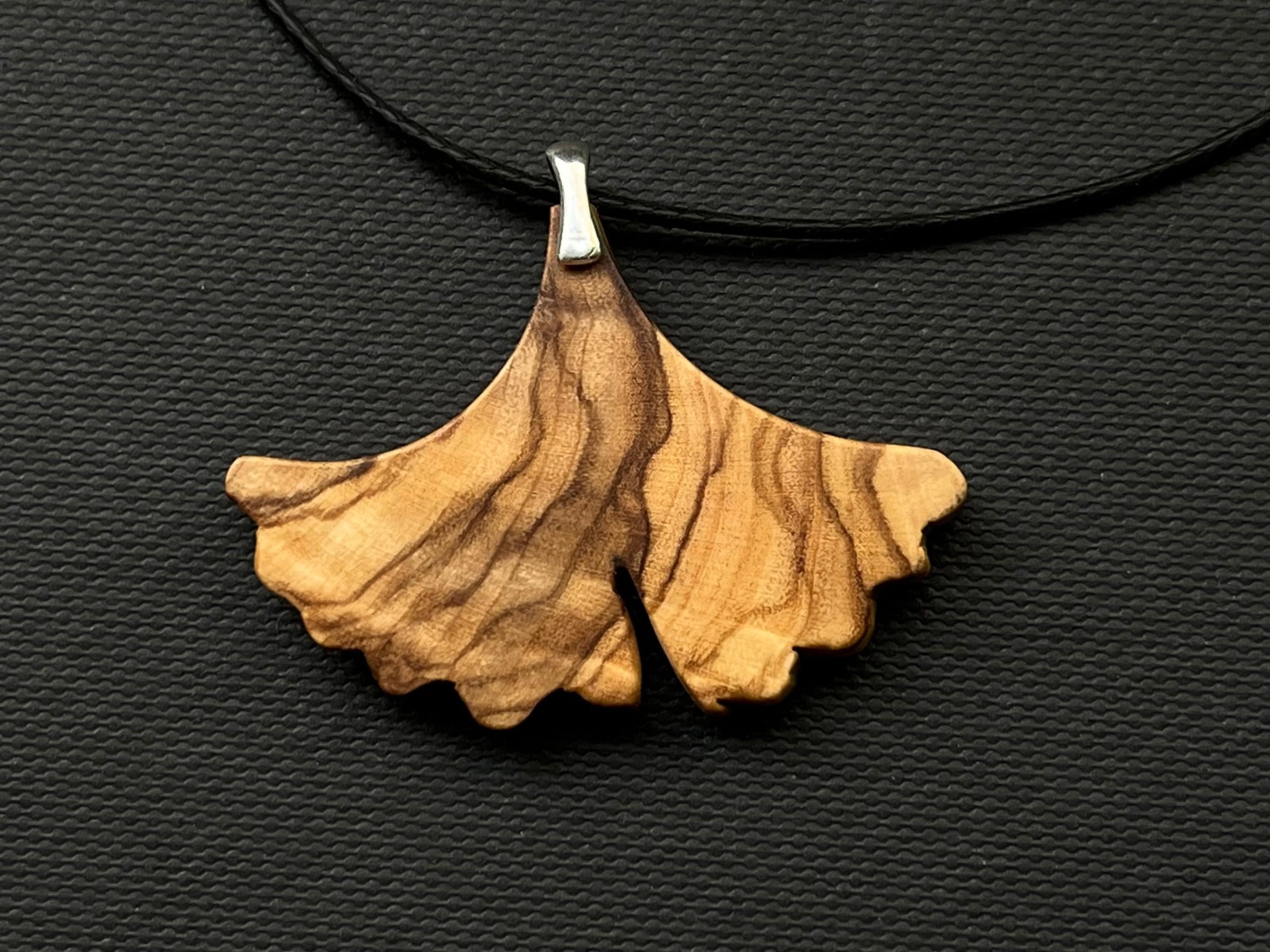 Kette mt Anhänger aus Holz und 925 er Silber, Holzschmuck, Holzkette, Silberkette, Ginkoblatt,